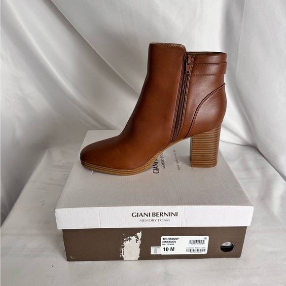 Giani Bernini Brown Heeled‎ Boots with Streamlined Silhouette - Picture 1 of 4